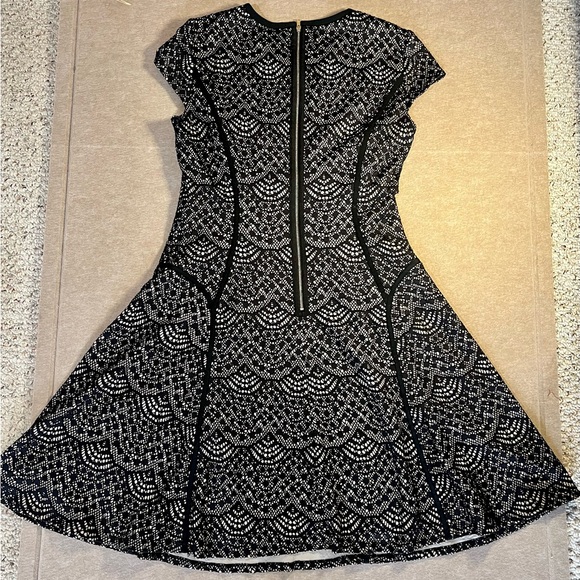 Maggy London Black and Cream Lace Midi Dress, size 12, like new - Picture 2 of 6